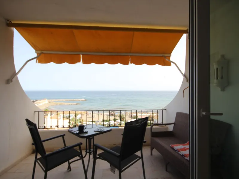 A great two bedroom apartment for sale in Puerto de Cabopino with amazing views, Marbella, just 20 minutes from Malaga Airport and 10 minutes from Marbella Center. Keys in our office easy viewing 7 days a week.