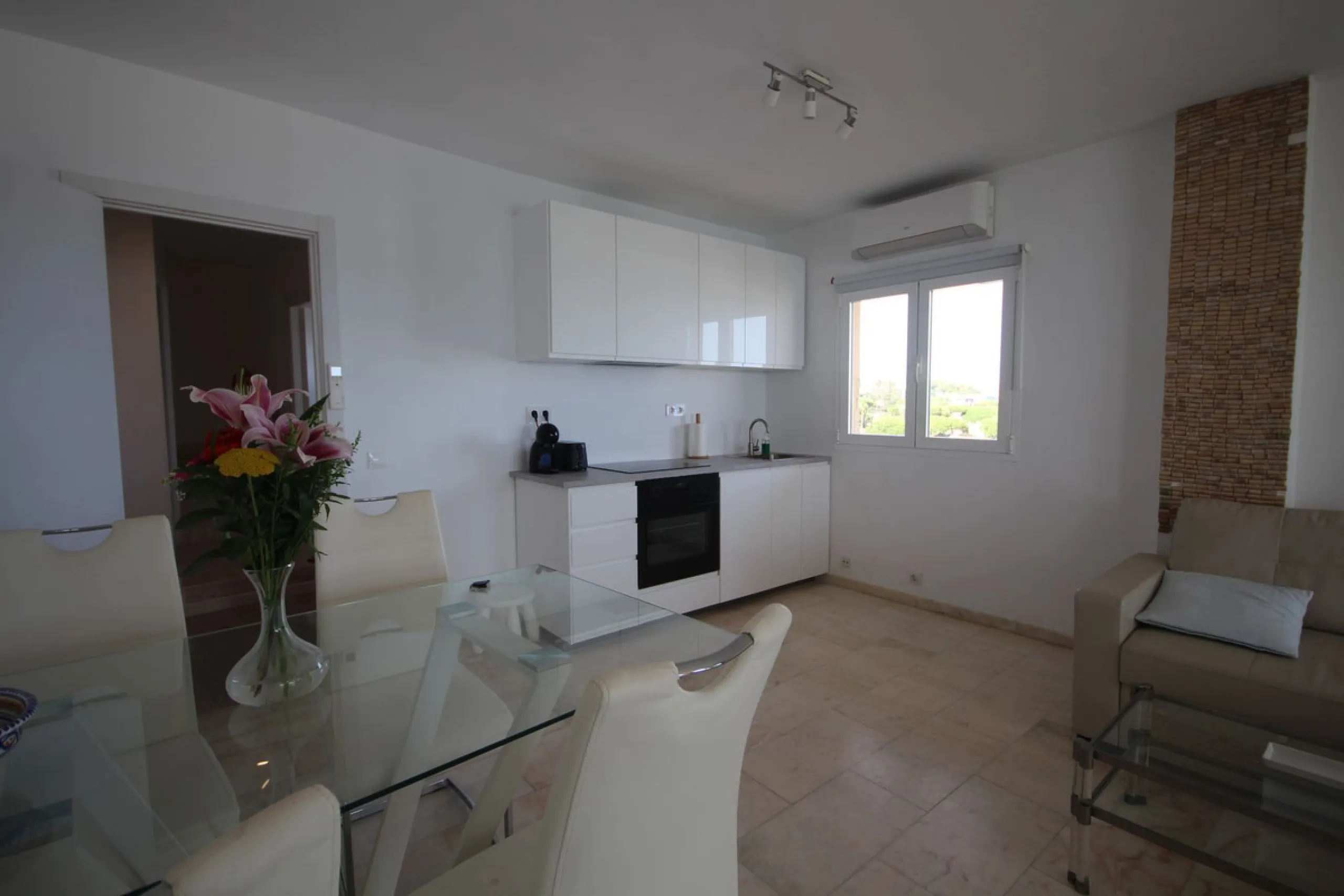 A great two bedroom apartment for sale in Puerto de Cabopino with amazing views, Marbella, just 20 minutes from Malaga Airport and 10 minutes from Marbella Center. Keys in our office easy viewing 7 days a week.