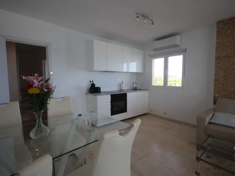 A great two bedroom apartment for sale in Puerto de Cabopino with amazing views, Marbella, just 20 minutes from Malaga Airport and 10 minutes from Marbella Center. Keys in our office easy viewing 7 days a week.