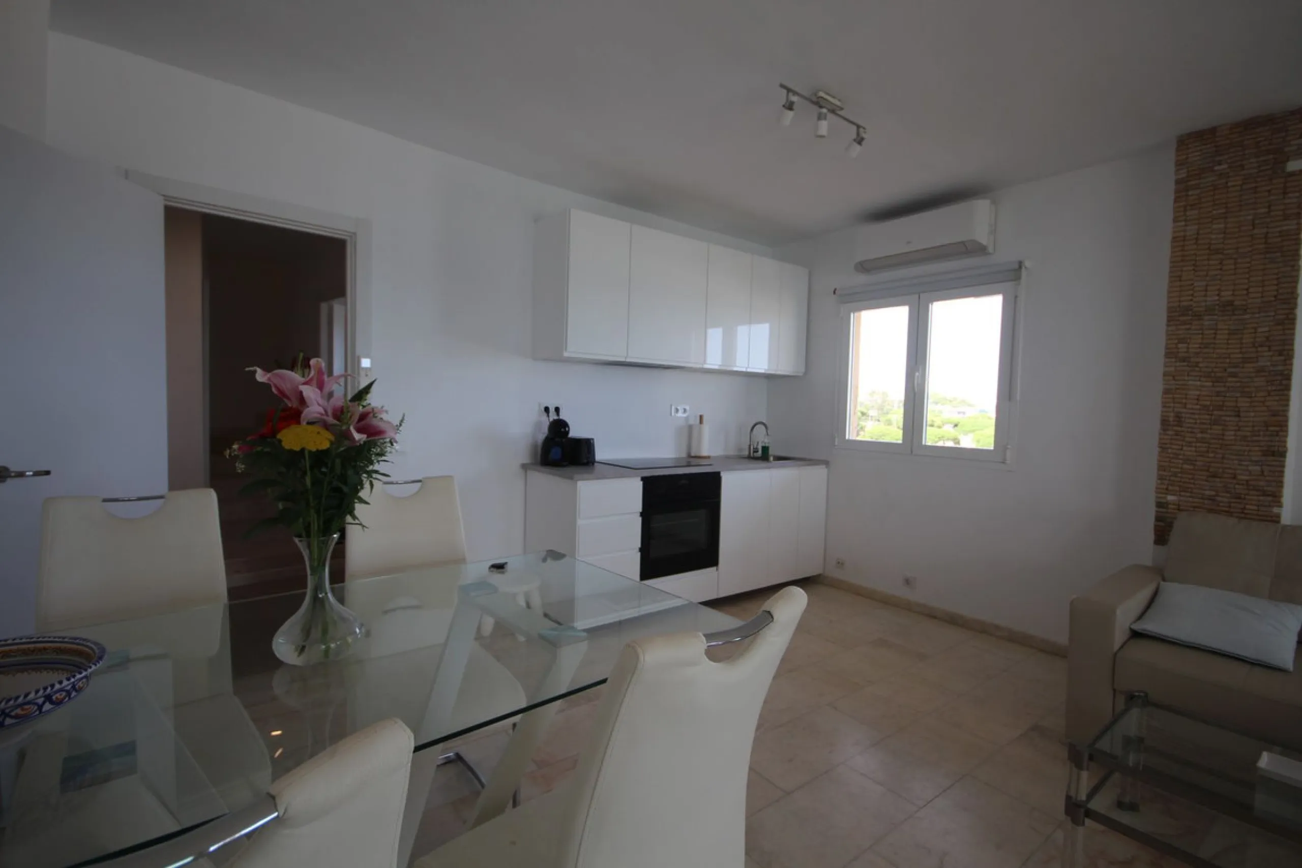A great two bedroom apartment for sale in Puerto de Cabopino with amazing views, Marbella, just 20 minutes from Malaga Airport and 10 minutes from Marbella Center. Keys in our office easy viewing 7 days a week.
