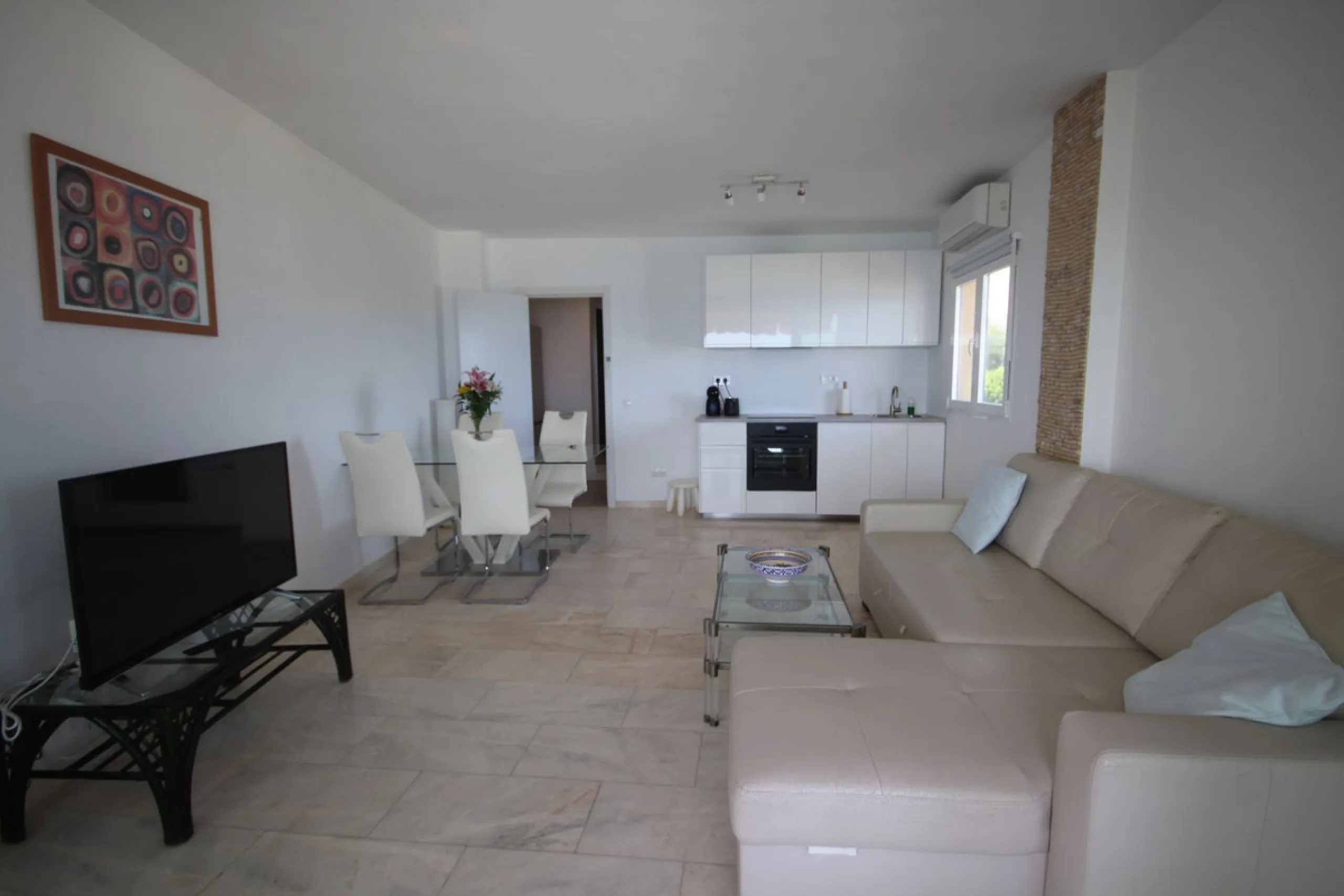 A great two bedroom apartment for sale in Puerto de Cabopino with amazing views, Marbella, just 20 minutes from Malaga Airport and 10 minutes from Marbella Center. Keys in our office easy viewing 7 days a week.