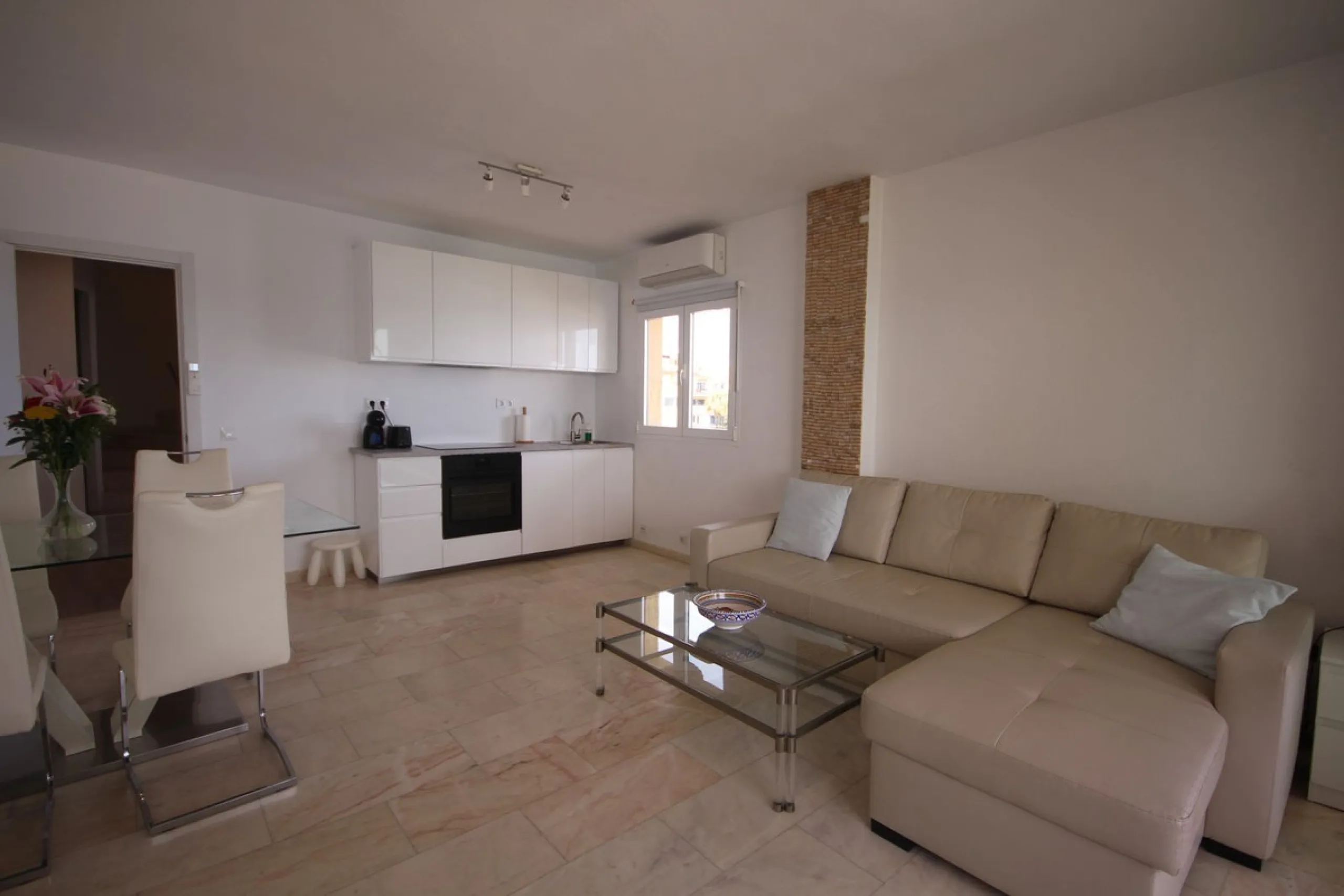 A great two bedroom apartment for sale in Puerto de Cabopino with amazing views, Marbella, just 20 minutes from Malaga Airport and 10 minutes from Marbella Center. Keys in our office easy viewing 7 days a week.