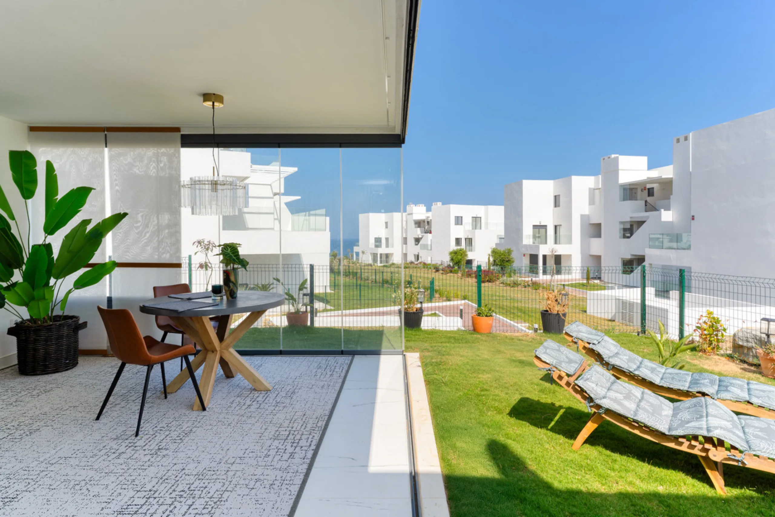 Discover a peaceful coastal retreat in this beautifully designed one-bedroom apartment located in the prestigious Azata del Mar urbanization, Casares. Set in a serene and well-connected area surrounded by lush golf courses, this modern home offers both tr