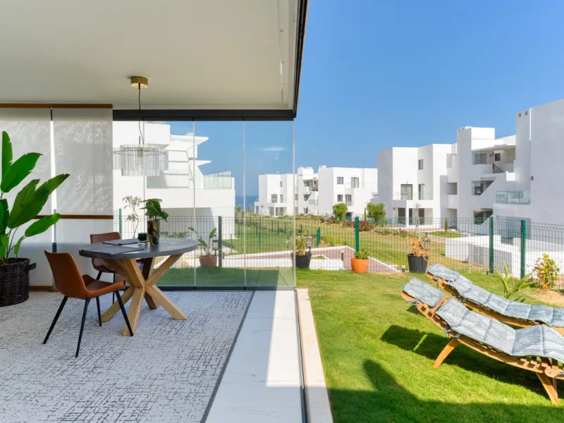 Discover a peaceful coastal retreat in this beautifully designed one-bedroom apartment located in the prestigious Azata del Mar urbanization, Casares. Set in a serene and well-connected area surrounded by lush golf courses, this modern home offers both tr