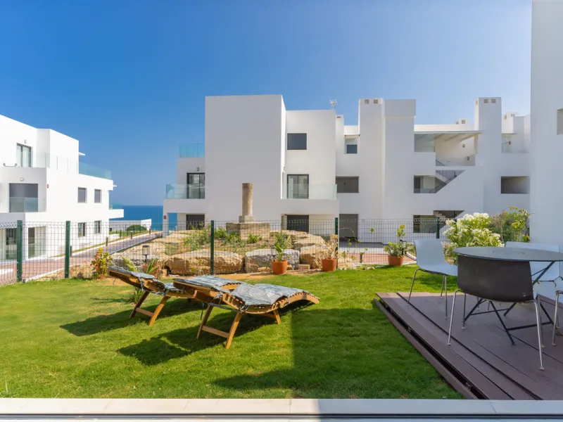Discover a peaceful coastal retreat in this beautifully designed one-bedroom apartment located in the prestigious Azata del Mar urbanization, Casares. Set in a serene and well-connected area surrounded by lush golf courses, this modern home offers both tr