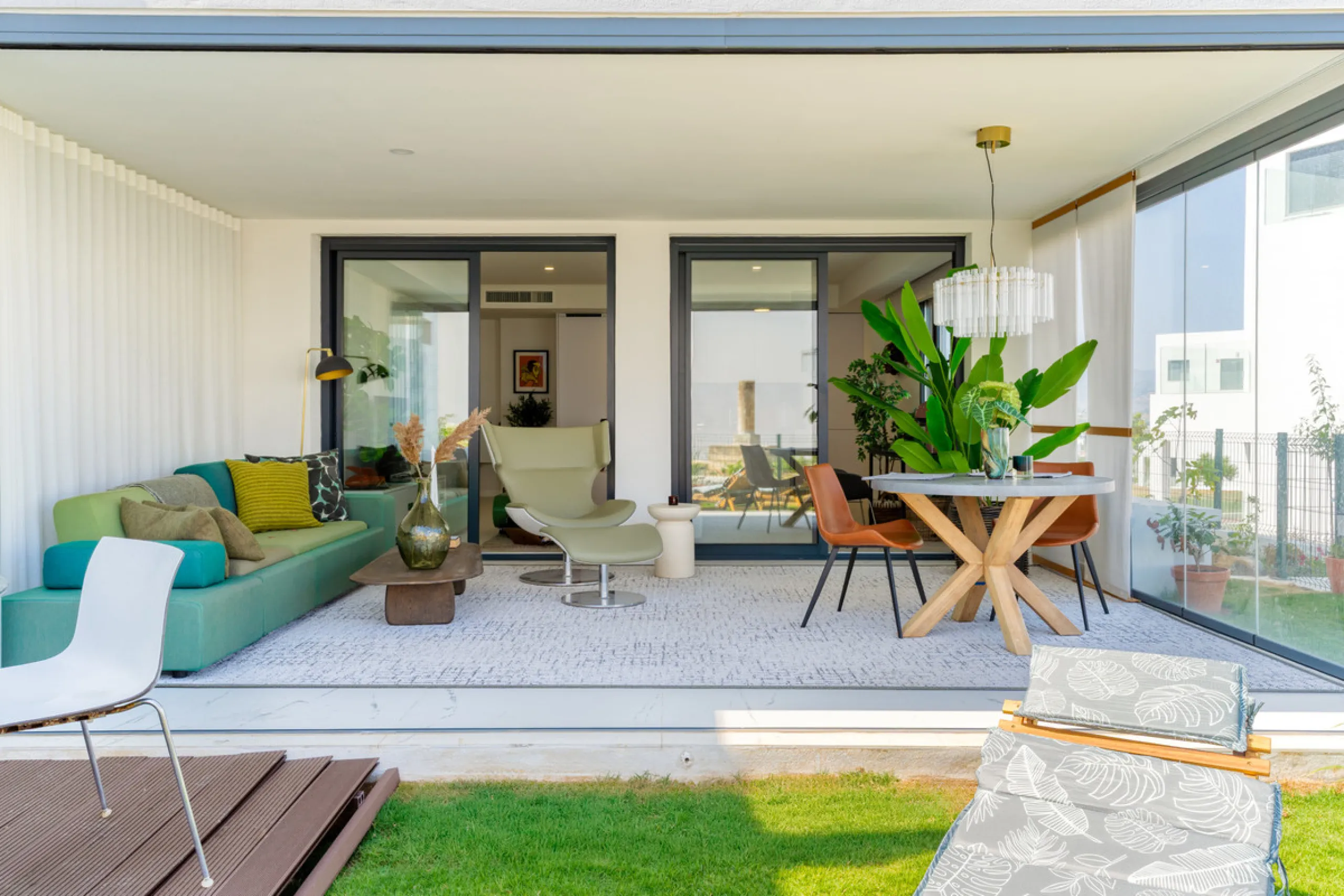 Discover a peaceful coastal retreat in this beautifully designed one-bedroom apartment located in the prestigious Azata del Mar urbanization, Casares. Set in a serene and well-connected area surrounded by lush golf courses, this modern home offers both tr