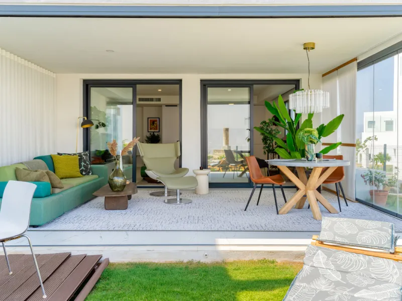 Discover a peaceful coastal retreat in this beautifully designed one-bedroom apartment located in the prestigious Azata del Mar urbanization, Casares. Set in a serene and well-connected area surrounded by lush golf courses, this modern home offers both tr