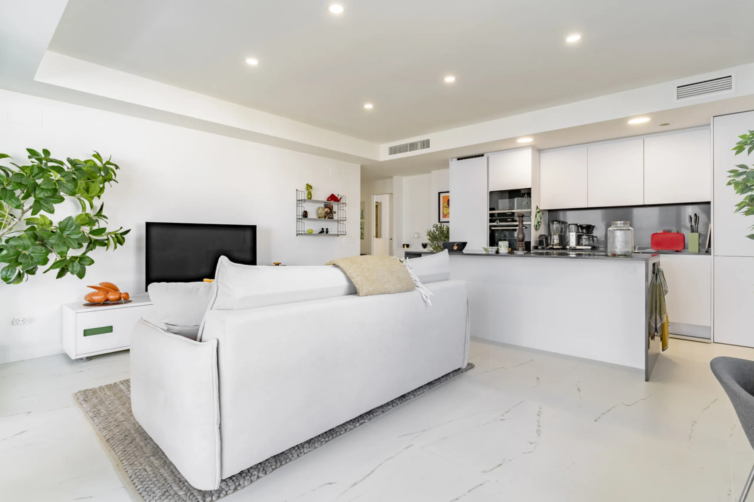Discover a peaceful coastal retreat in this beautifully designed one-bedroom apartment located in the prestigious Azata del Mar urbanization, Casares. Set in a serene and well-connected area surrounded by lush golf courses, this modern home offers both tr