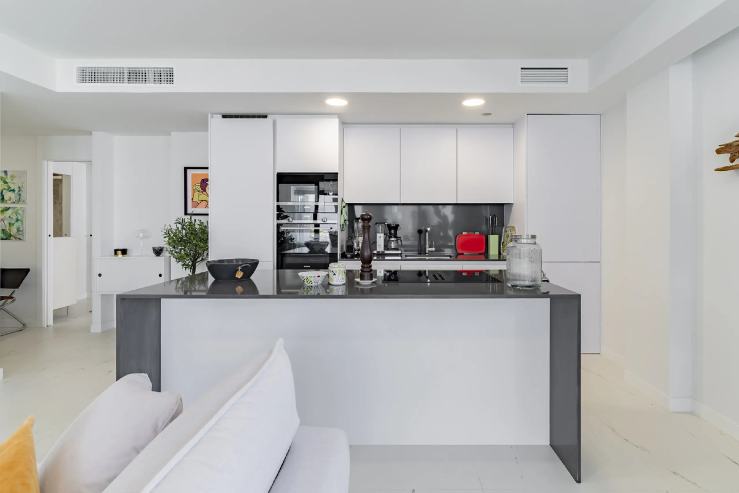 Discover a peaceful coastal retreat in this beautifully designed one-bedroom apartment located in the prestigious Azata del Mar urbanization, Casares. Set in a serene and well-connected area surrounded by lush golf courses, this modern home offers both tr