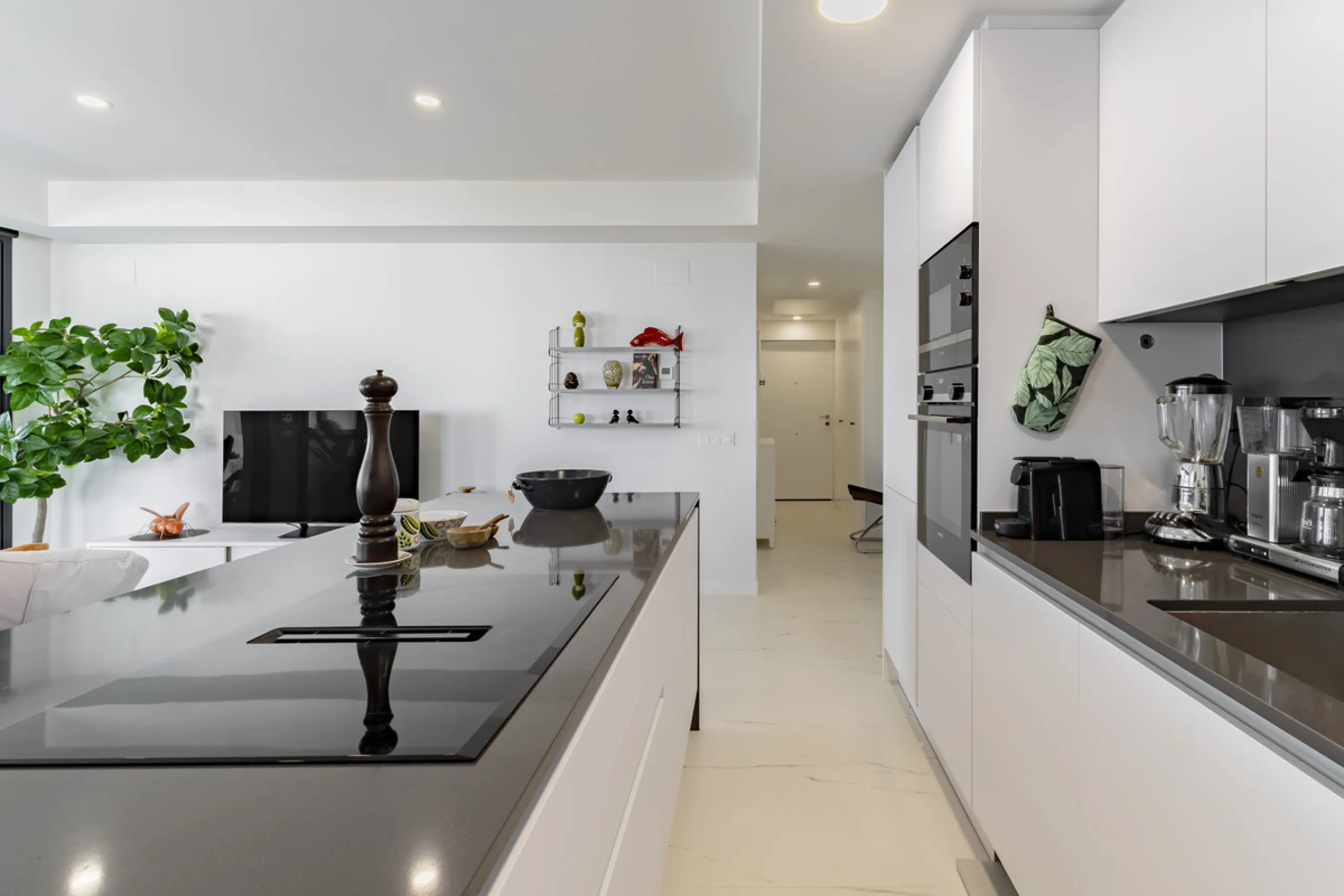 Discover a peaceful coastal retreat in this beautifully designed one-bedroom apartment located in the prestigious Azata del Mar urbanization, Casares. Set in a serene and well-connected area surrounded by lush golf courses, this modern home offers both tr