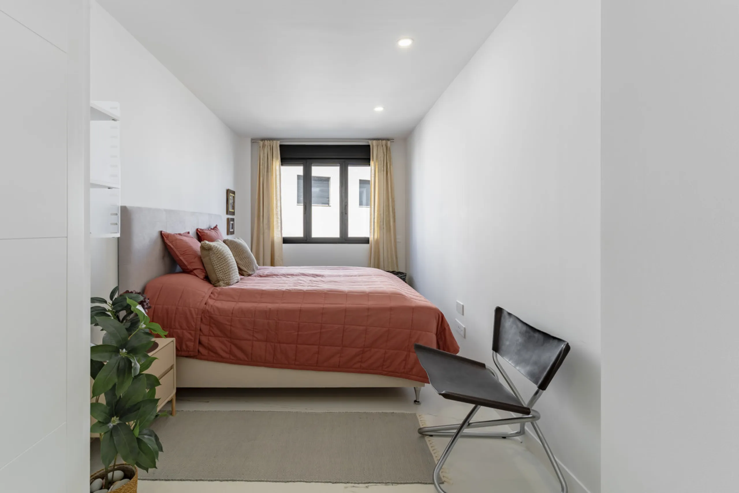 Discover a peaceful coastal retreat in this beautifully designed one-bedroom apartment located in the prestigious Azata del Mar urbanization, Casares. Set in a serene and well-connected area surrounded by lush golf courses, this modern home offers both tr