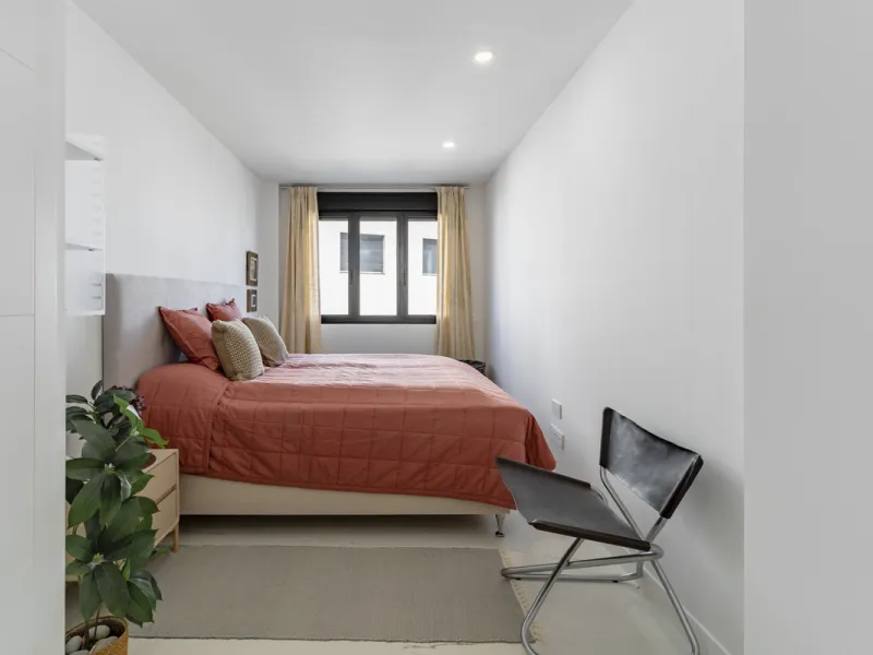 Discover a peaceful coastal retreat in this beautifully designed one-bedroom apartment located in the prestigious Azata del Mar urbanization, Casares. Set in a serene and well-connected area surrounded by lush golf courses, this modern home offers both tr