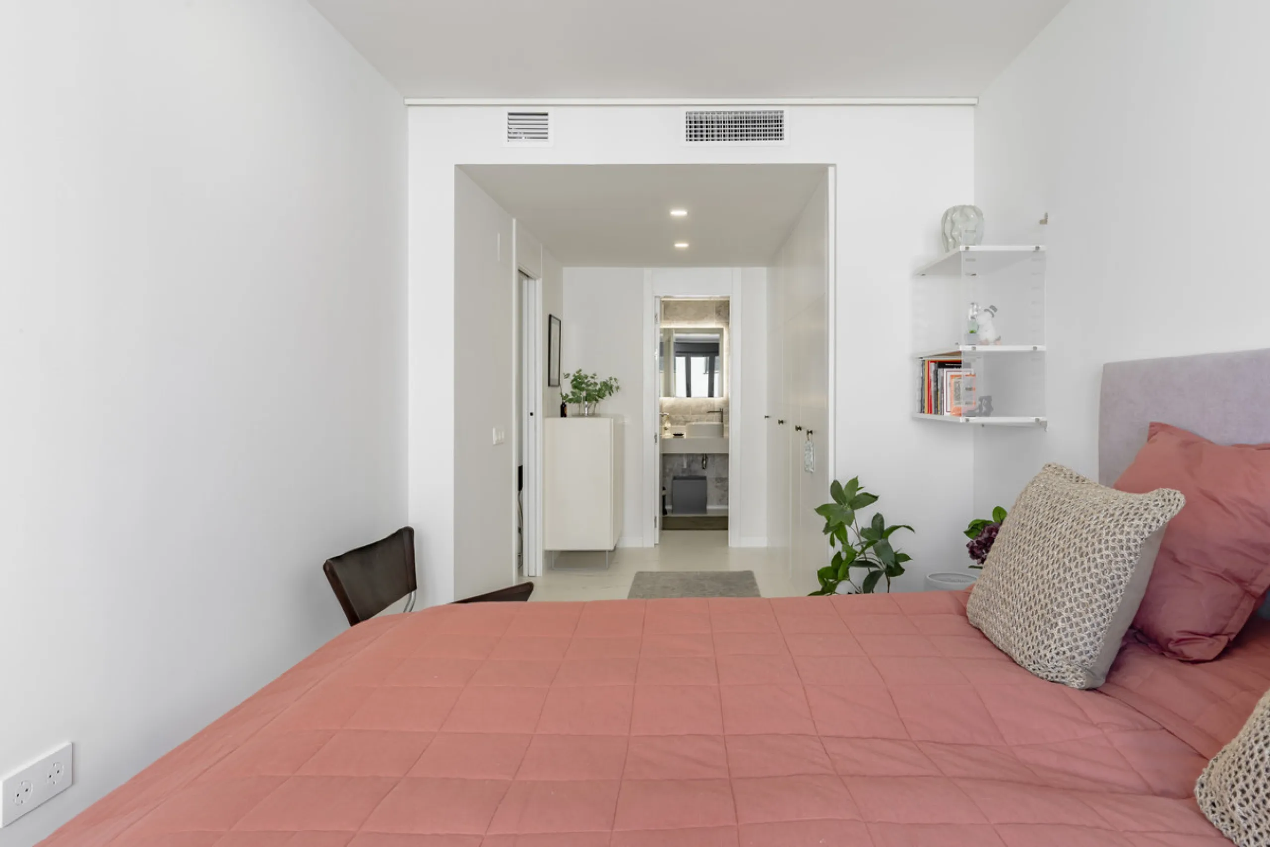 Discover a peaceful coastal retreat in this beautifully designed one-bedroom apartment located in the prestigious Azata del Mar urbanization, Casares. Set in a serene and well-connected area surrounded by lush golf courses, this modern home offers both tr