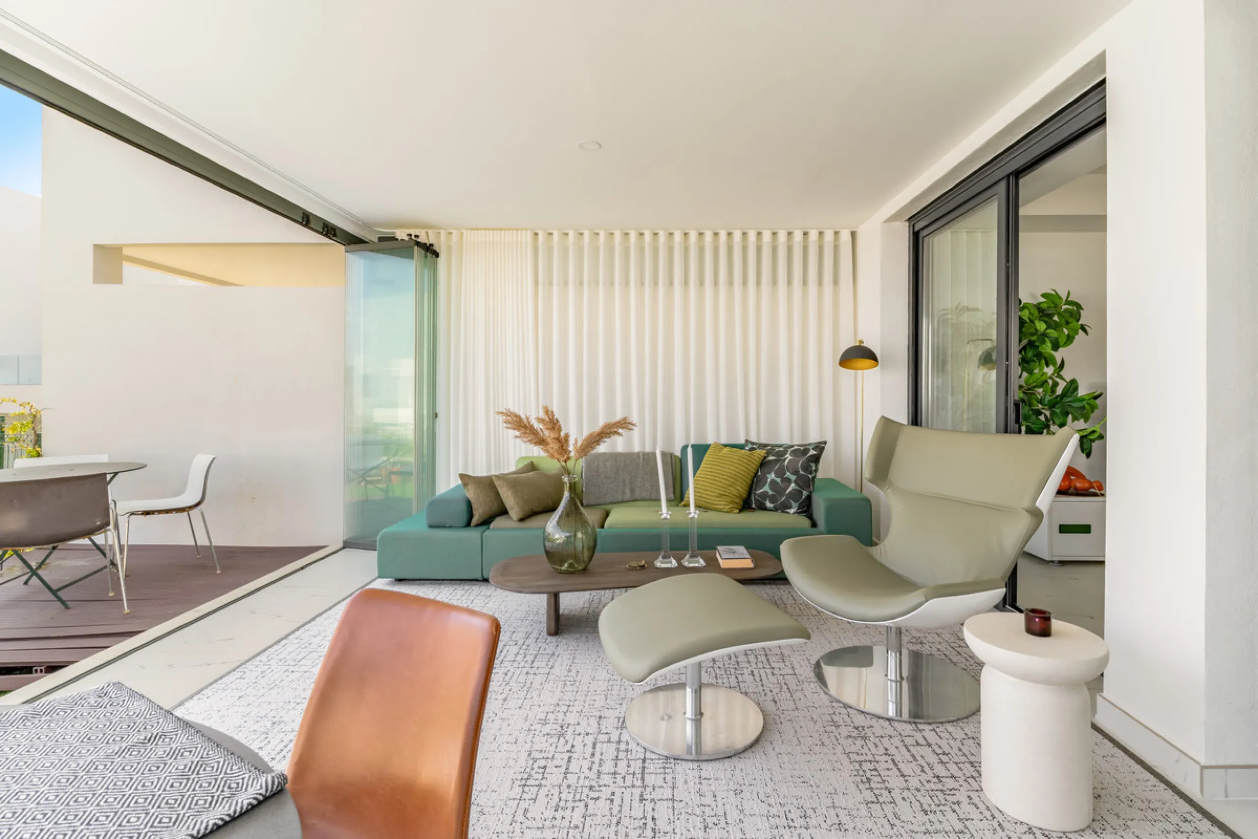 Discover a peaceful coastal retreat in this beautifully designed one-bedroom apartment located in the prestigious Azata del Mar urbanization, Casares. Set in a serene and well-connected area surrounded by lush golf courses, this modern home offers both tr