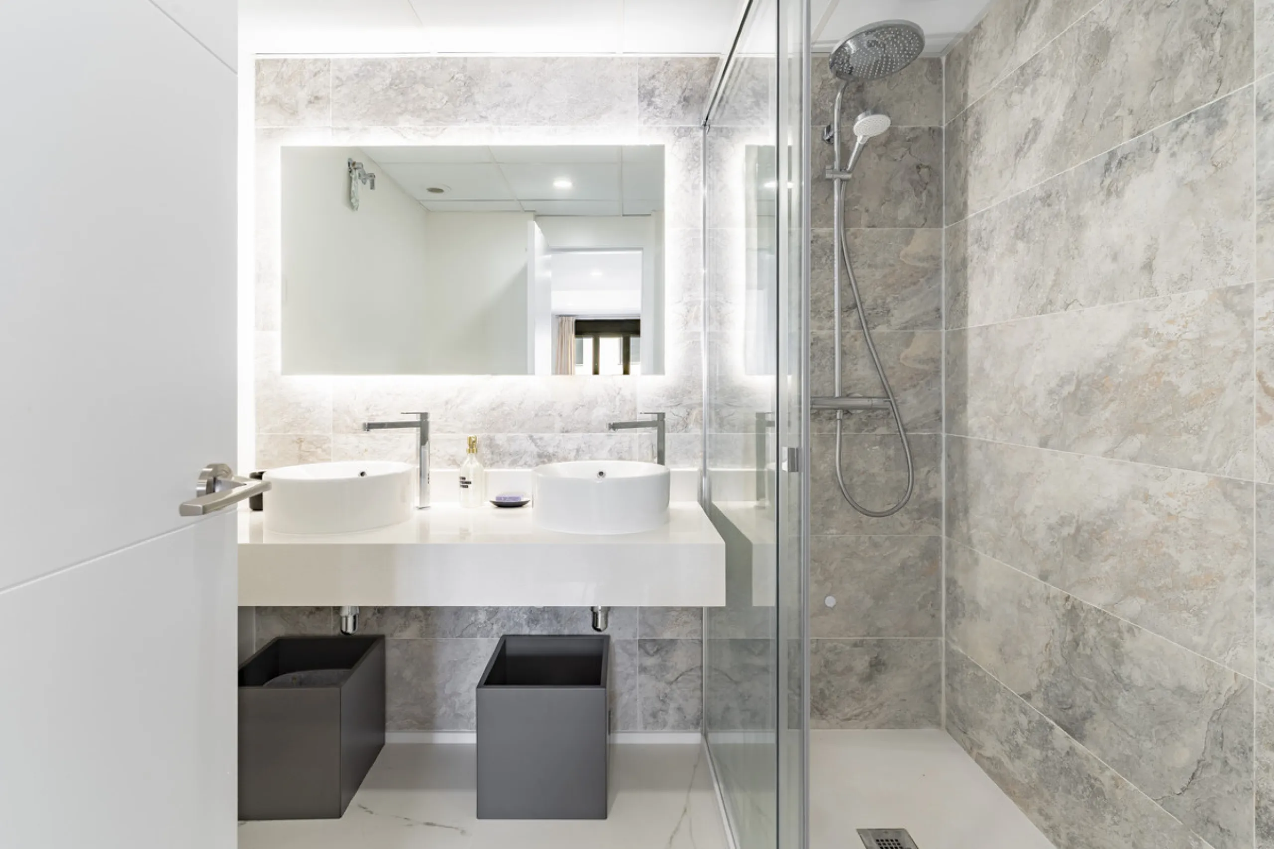 Discover a peaceful coastal retreat in this beautifully designed one-bedroom apartment located in the prestigious Azata del Mar urbanization, Casares. Set in a serene and well-connected area surrounded by lush golf courses, this modern home offers both tr