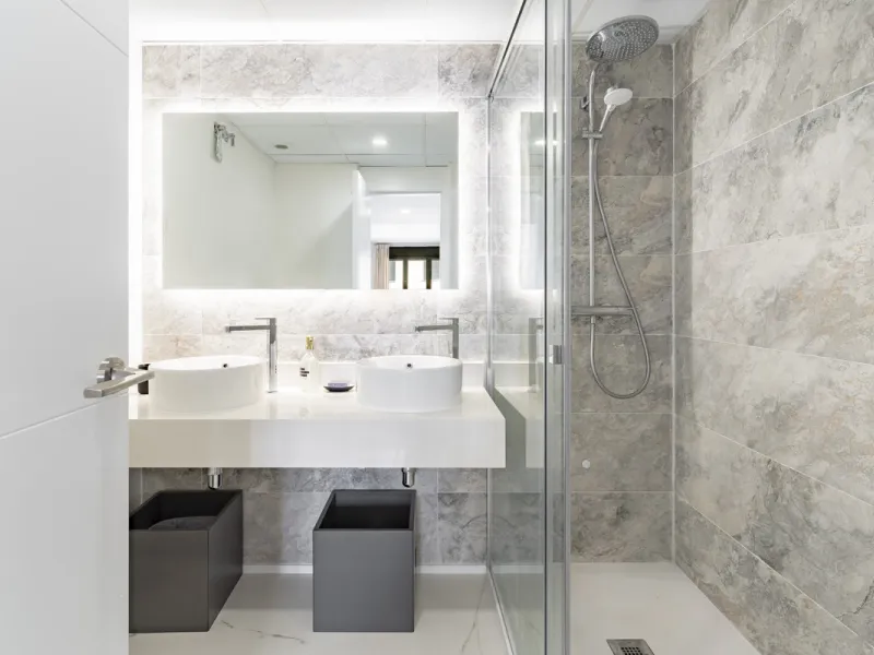 Discover a peaceful coastal retreat in this beautifully designed one-bedroom apartment located in the prestigious Azata del Mar urbanization, Casares. Set in a serene and well-connected area surrounded by lush golf courses, this modern home offers both tr