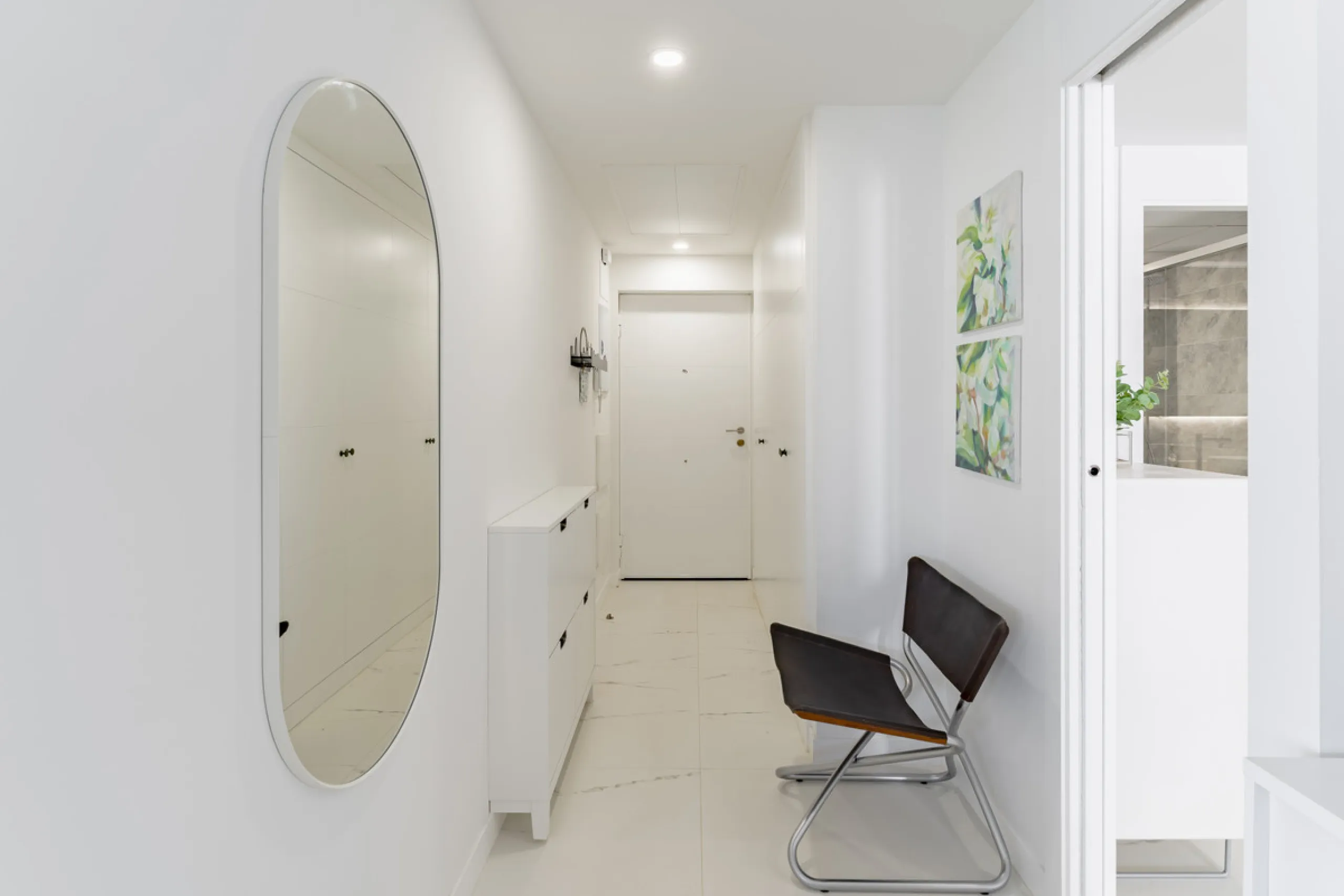 Discover a peaceful coastal retreat in this beautifully designed one-bedroom apartment located in the prestigious Azata del Mar urbanization, Casares. Set in a serene and well-connected area surrounded by lush golf courses, this modern home offers both tr