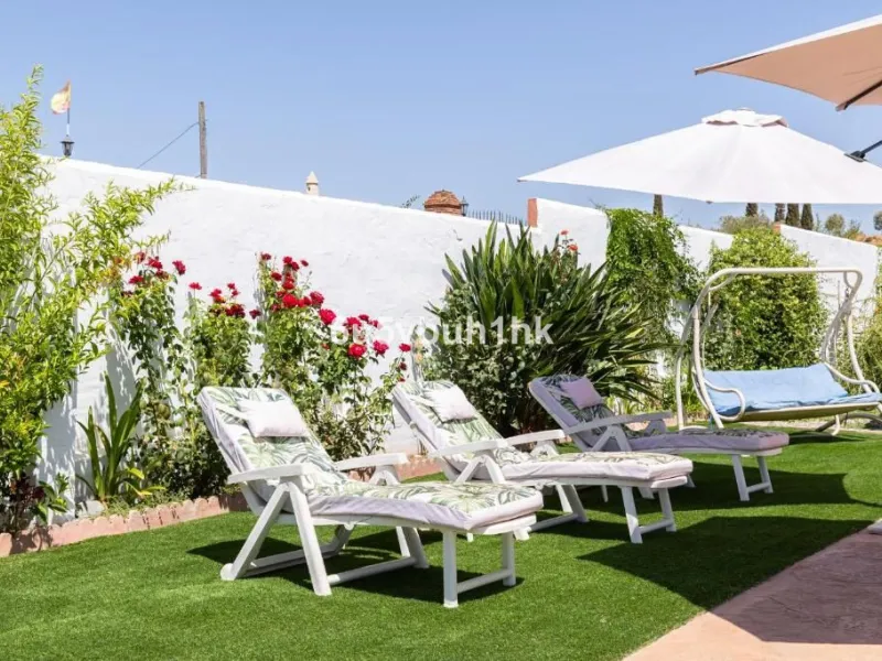 This charming and tastefully decorated country property is located in Campanillas, only a short drive from Málaga city. Surrounded by breathtaking nature, it offers peace, privacy, and excellent investment potential, currently being used successfully as a