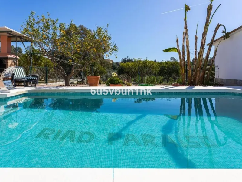 House - Finca - Cortijo в продаже в Málaga, Málaga. В доме 8 спален и 6 ванных комнат. Площадь дома 90 м². Площадь участка 5288 м²