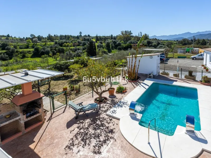 House - Finca - Cortijo в продаже в Málaga, Málaga. В доме 8 спален и 6 ванных комнат. Площадь дома 90 м². Площадь участка 5288 м²