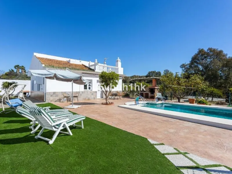 House - Finca - Cortijo в продаже в Málaga, Málaga. В доме 8 спален и 6 ванных комнат. Площадь дома 90 м². Площадь участка 5288 м²