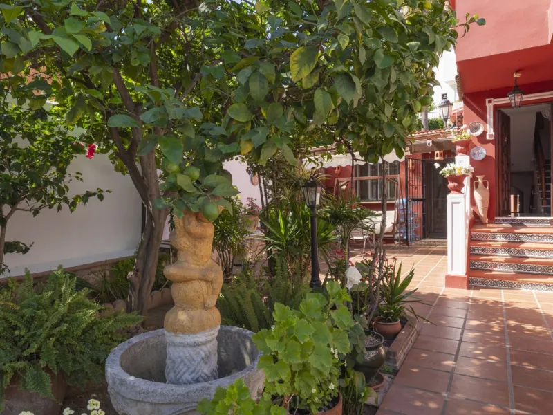 Located in one of the most prestigious residential areas of Malaga, this impressive villa stands in the Cerrado de Calderon urbanization, offering an environment of tranquillity and privacy.