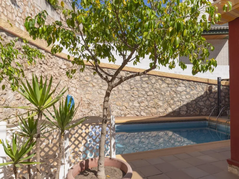 House - Detached Villa в продаже в Málaga, Málaga. В доме 6 спален и 3 ванных комнат. Площадь дома 375 м²