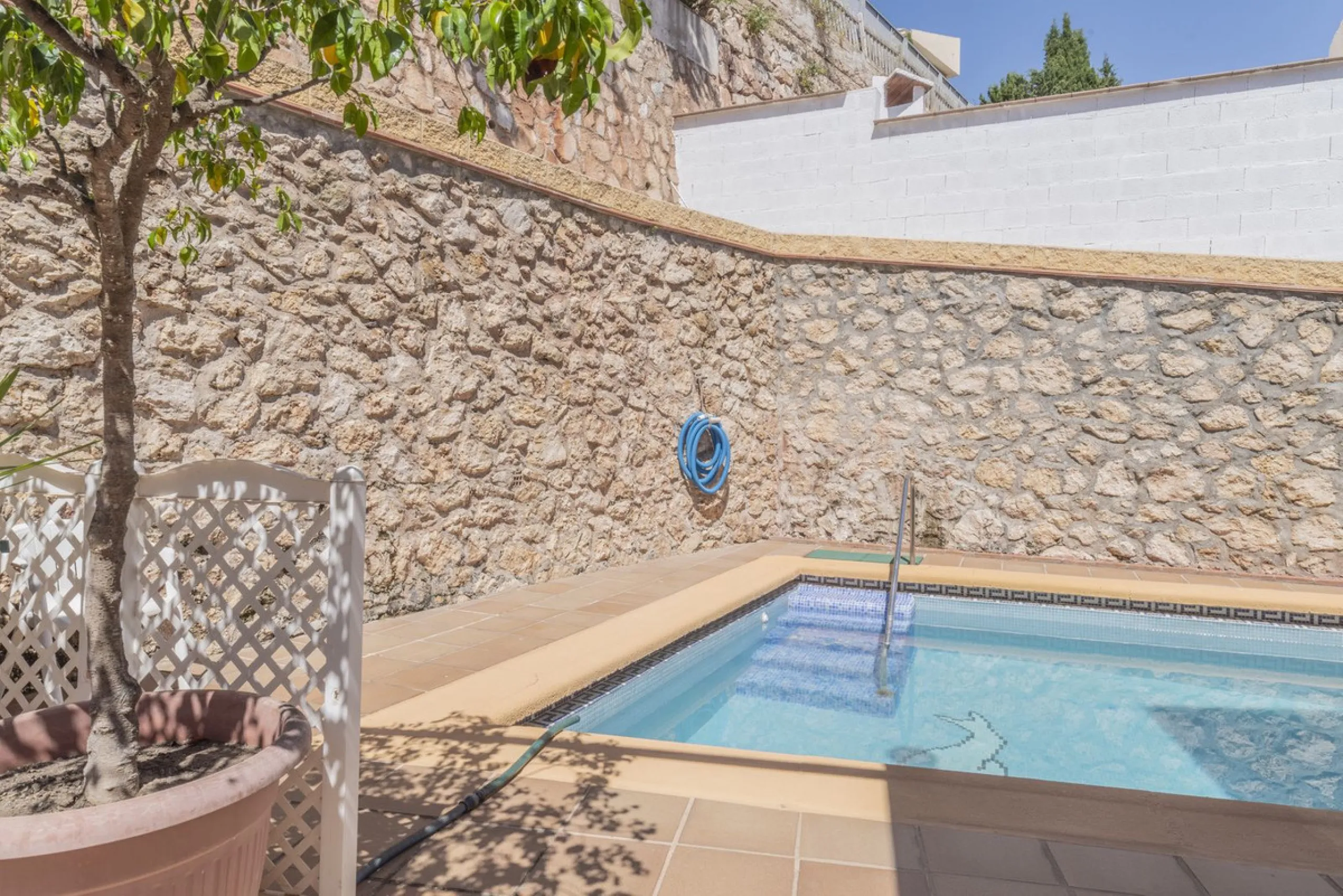 House - Detached Villa в продаже в Málaga, Málaga. В доме 6 спален и 3 ванных комнат. Площадь дома 375 м²