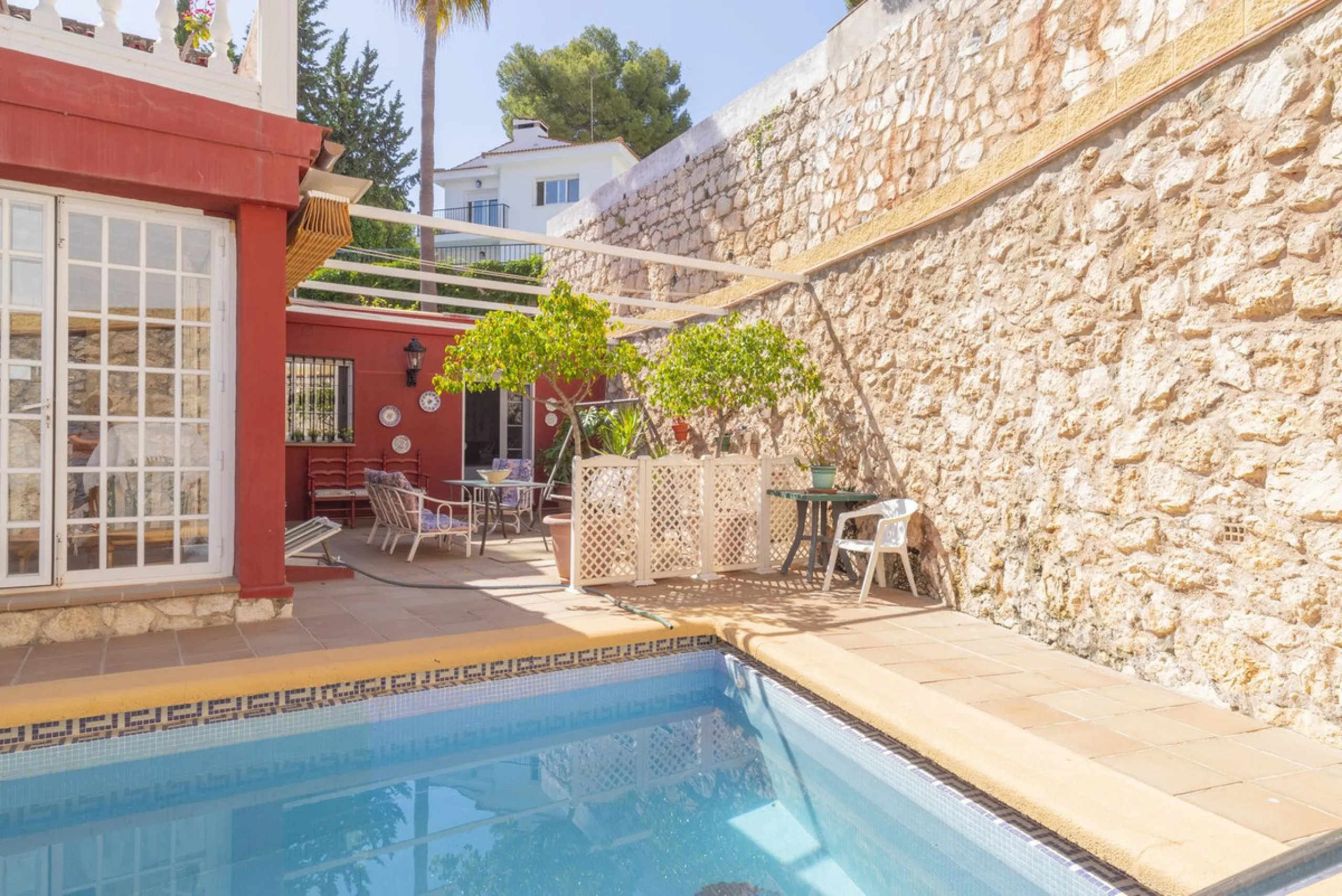 House - Detached Villa в продаже в Málaga, Málaga. В доме 6 спален и 3 ванных комнат. Площадь дома 375 м²