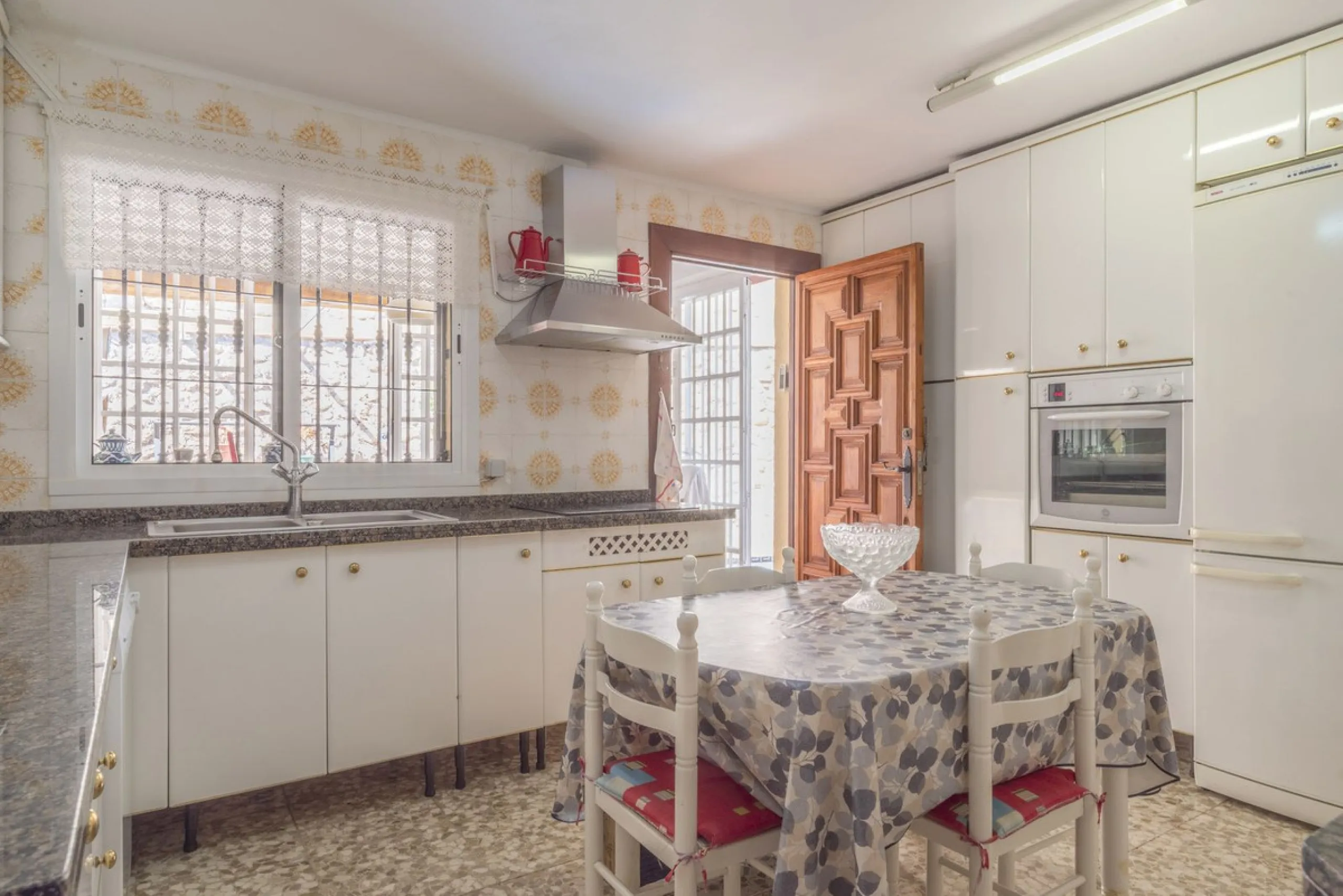 House - Detached Villa в продаже в Málaga, Málaga. В доме 6 спален и 3 ванных комнат. Площадь дома 375 м²