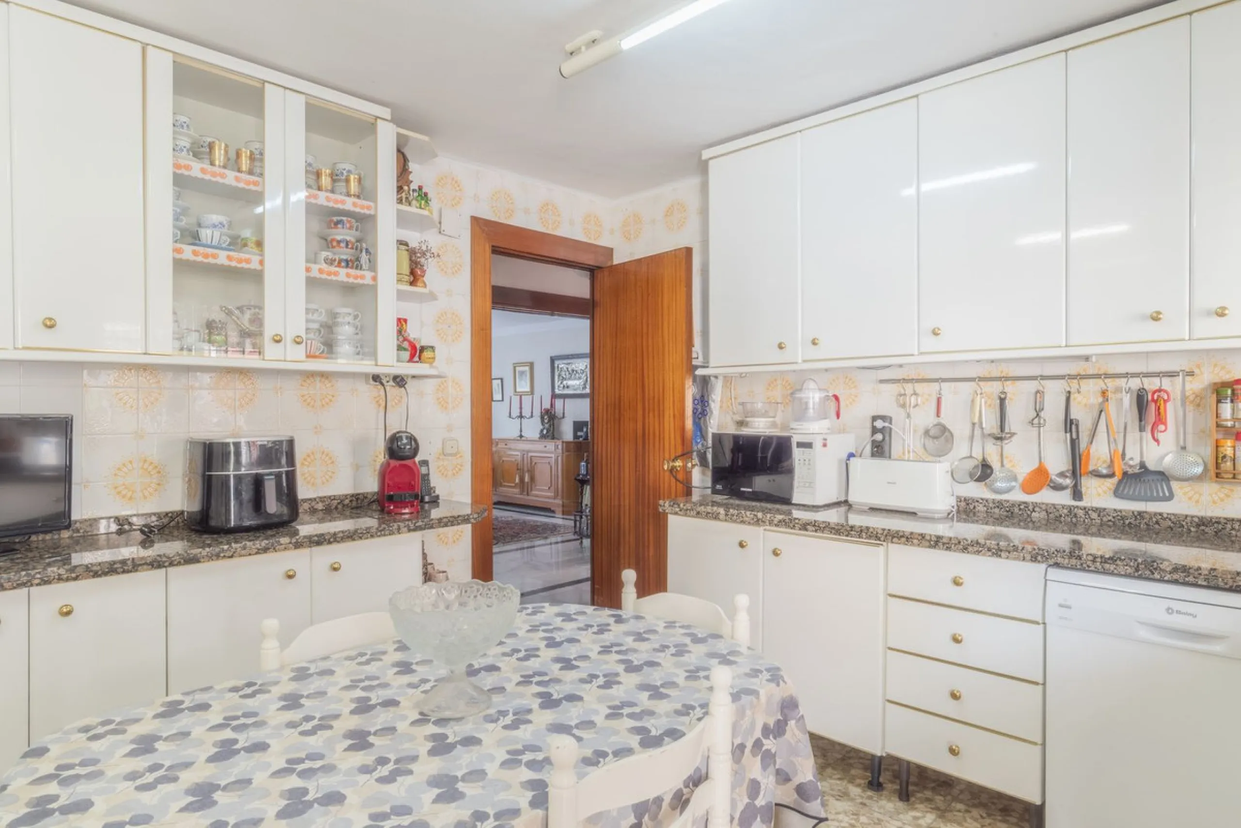 House - Detached Villa в продаже в Málaga, Málaga. В доме 6 спален и 3 ванных комнат. Площадь дома 375 м²
