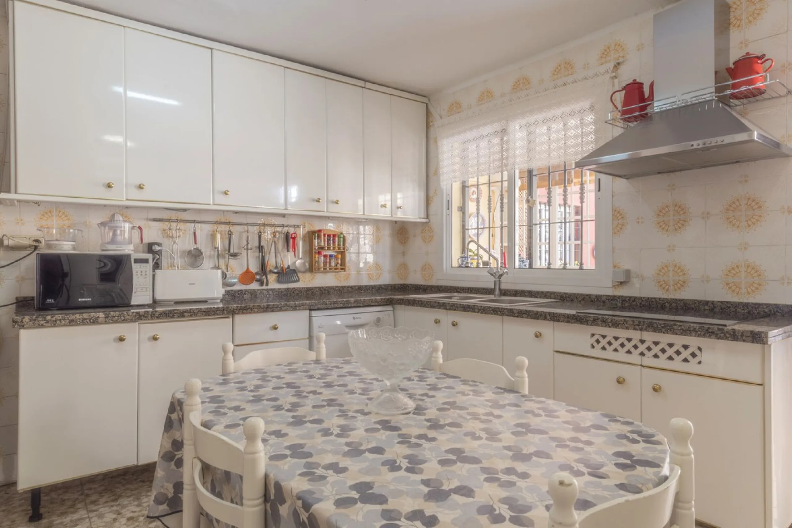 House - Detached Villa в продаже в Málaga, Málaga. В доме 6 спален и 3 ванных комнат. Площадь дома 375 м²