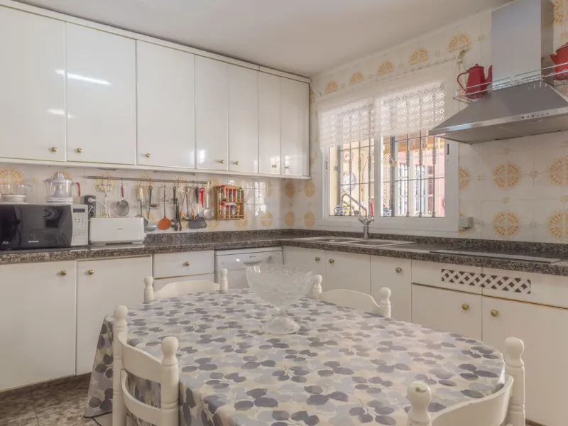 House - Detached Villa в продаже в Málaga, Málaga. В доме 6 спален и 3 ванных комнат. Площадь дома 375 м²