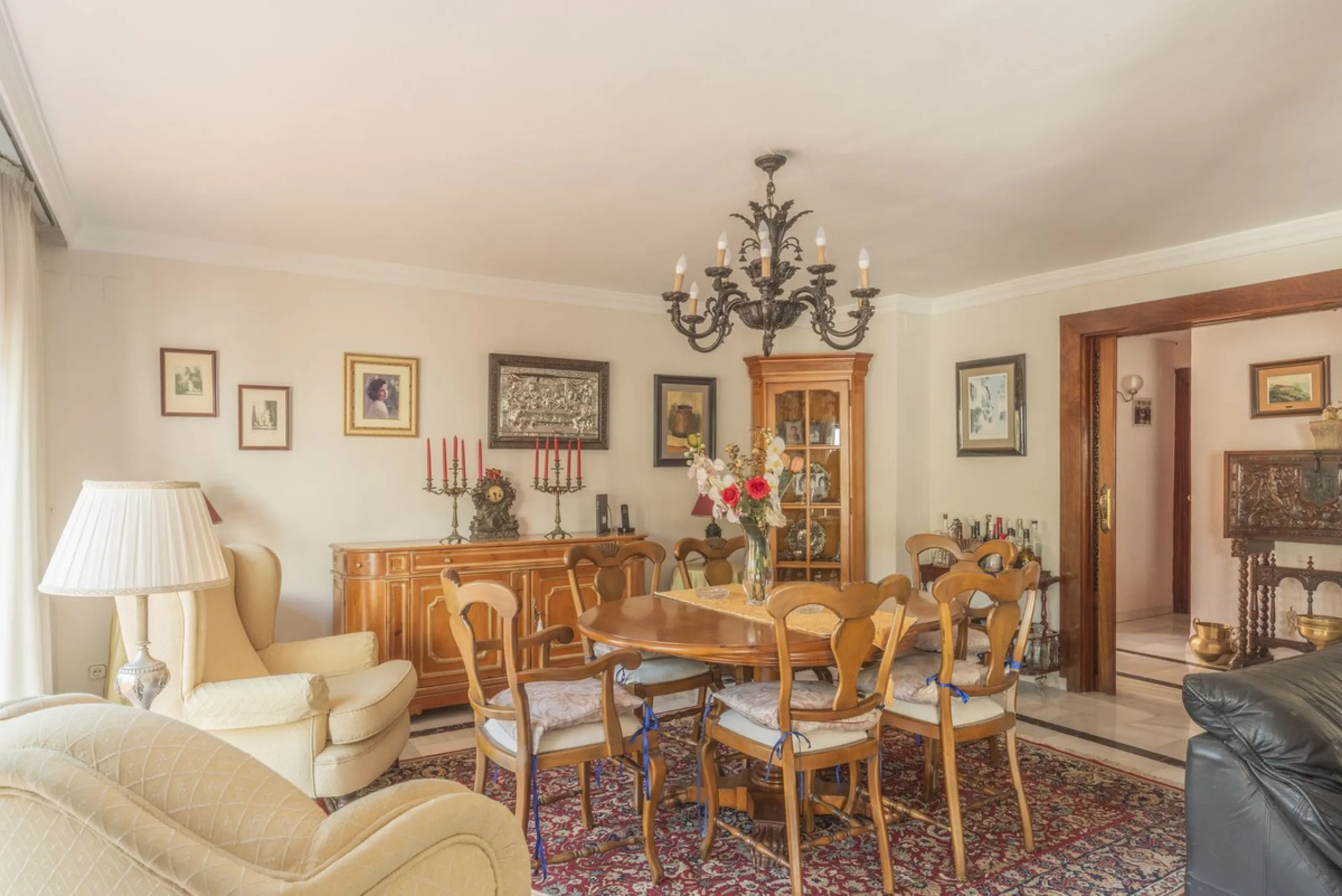 House - Detached Villa в продаже в Málaga, Málaga. В доме 6 спален и 3 ванных комнат. Площадь дома 375 м²