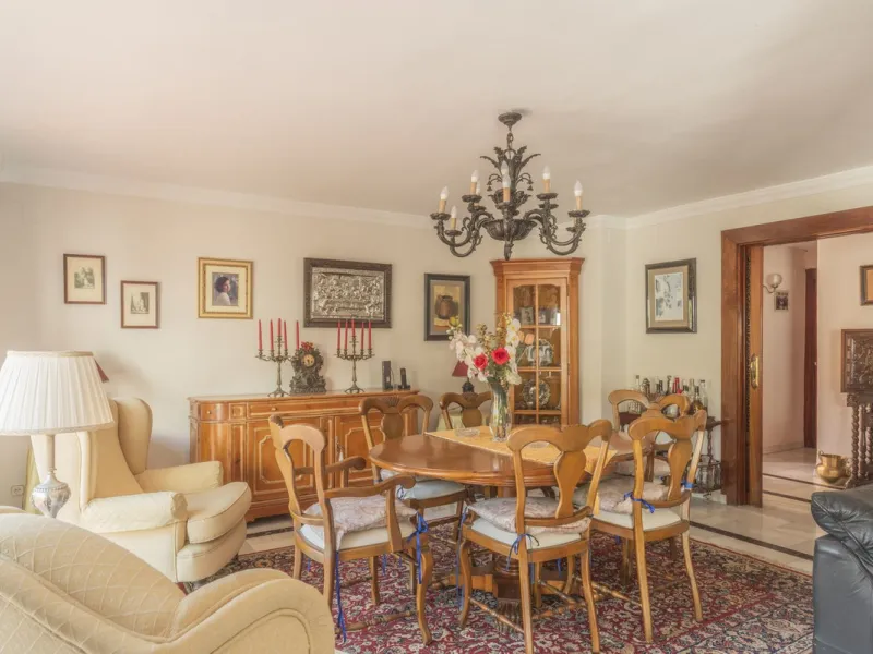 House - Detached Villa в продаже в Málaga, Málaga. В доме 6 спален и 3 ванных комнат. Площадь дома 375 м²