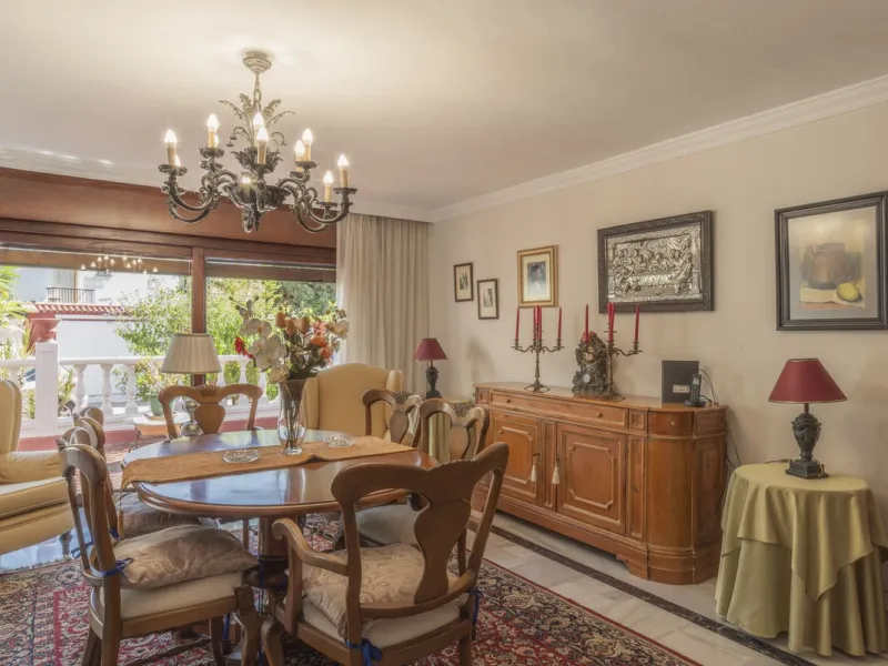 House - Detached Villa в продаже в Málaga, Málaga. В доме 6 спален и 3 ванных комнат. Площадь дома 375 м²
