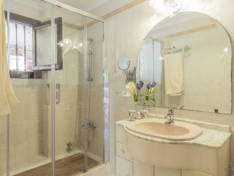 House - Detached Villa в продаже в Málaga, Málaga. В доме 6 спален и 3 ванных комнат. Площадь дома 375 м²