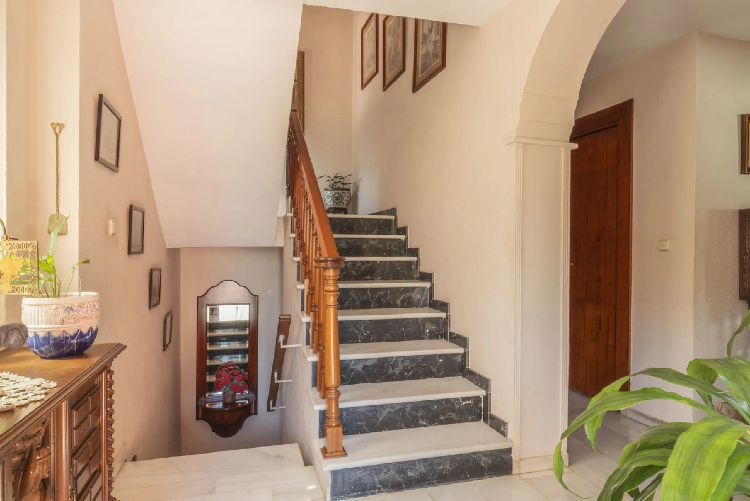 House - Detached Villa в продаже в Málaga, Málaga. В доме 6 спален и 3 ванных комнат. Площадь дома 375 м²