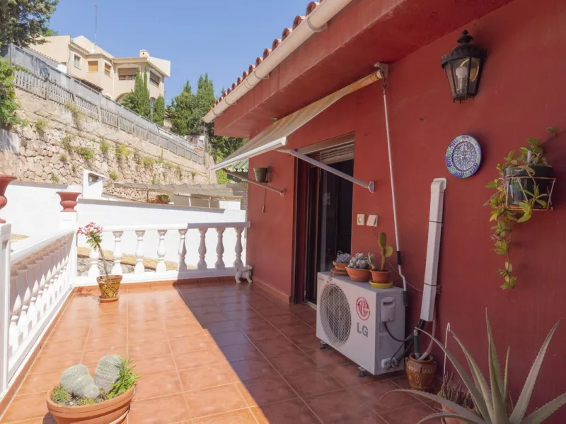 House - Detached Villa в продаже в Málaga, Málaga. В доме 6 спален и 3 ванных комнат. Площадь дома 375 м²