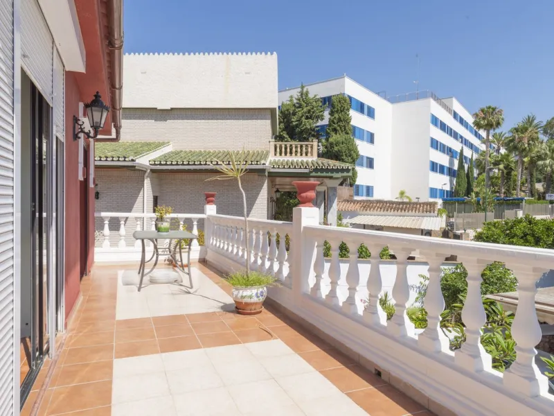 House - Detached Villa в продаже в Málaga, Málaga. В доме 6 спален и 3 ванных комнат. Площадь дома 375 м²