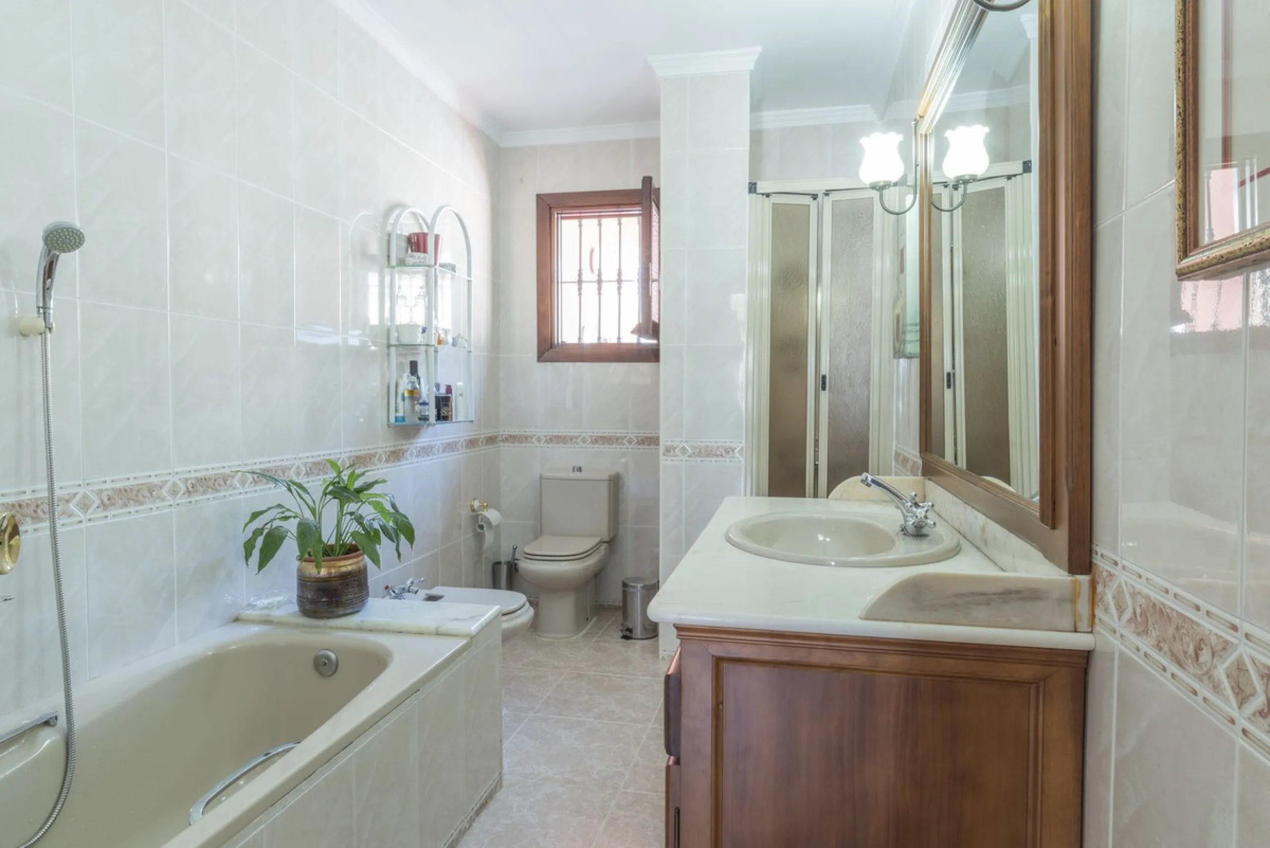 House - Detached Villa в продаже в Málaga, Málaga. В доме 6 спален и 3 ванных комнат. Площадь дома 375 м²