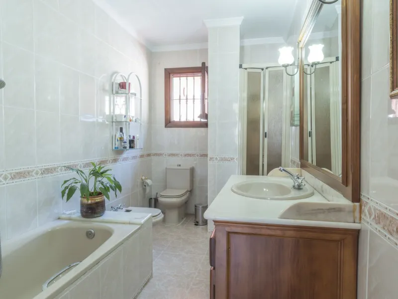 House - Detached Villa в продаже в Málaga, Málaga. В доме 6 спален и 3 ванных комнат. Площадь дома 375 м²