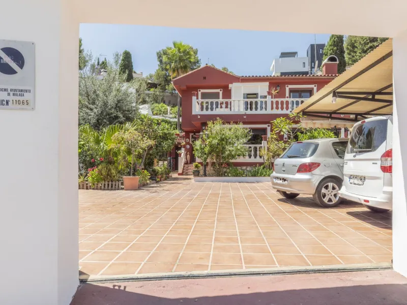House - Detached Villa в продаже в Málaga, Málaga. В доме 6 спален и 3 ванных комнат. Площадь дома 375 м²