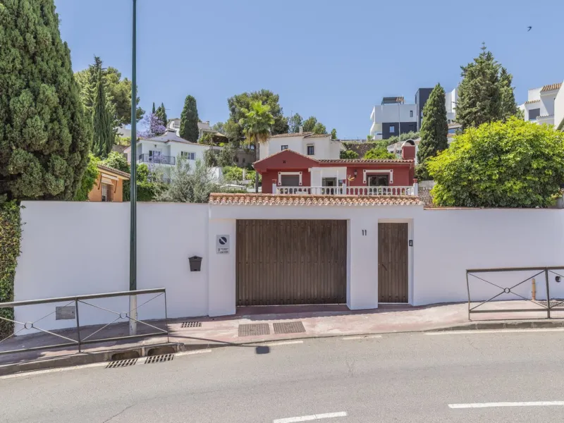 House - Detached Villa в продаже в Málaga, Málaga. В доме 6 спален и 3 ванных комнат. Площадь дома 375 м²