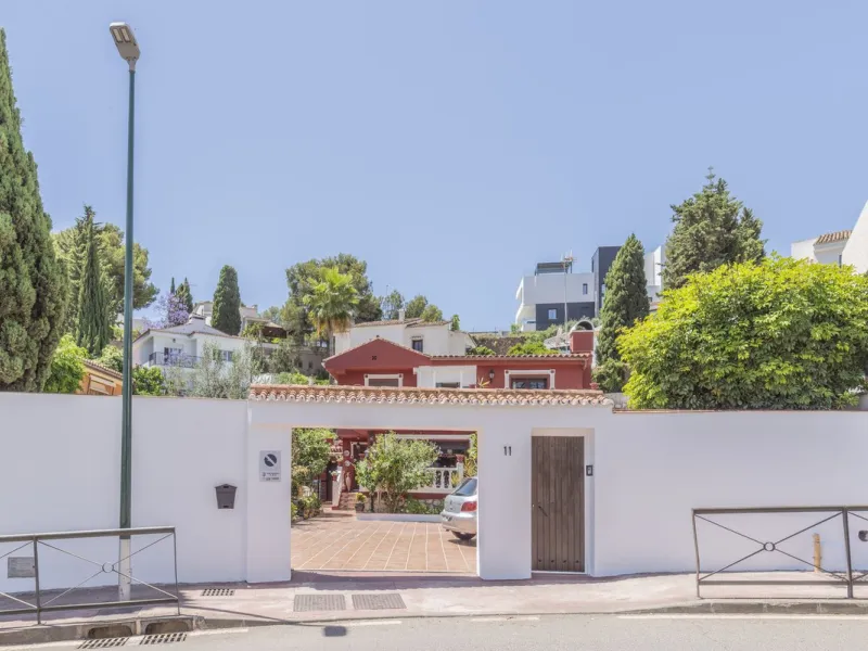 House - Detached Villa в продаже в Málaga, Málaga. В доме 6 спален и 3 ванных комнат. Площадь дома 375 м²