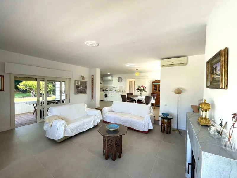 Independent Villa in Estepona – 984 m² Plot and 273 m² Built