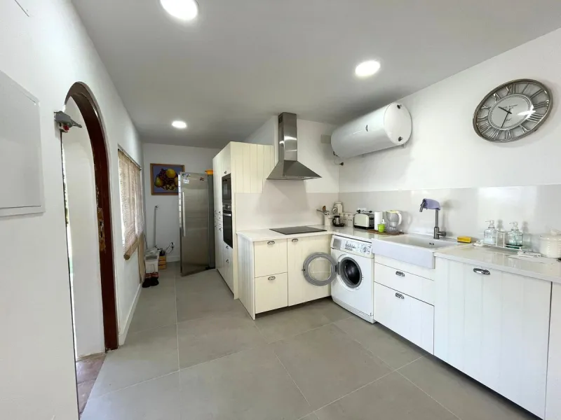 Independent Villa in Estepona – 984 m² Plot and 273 m² Built