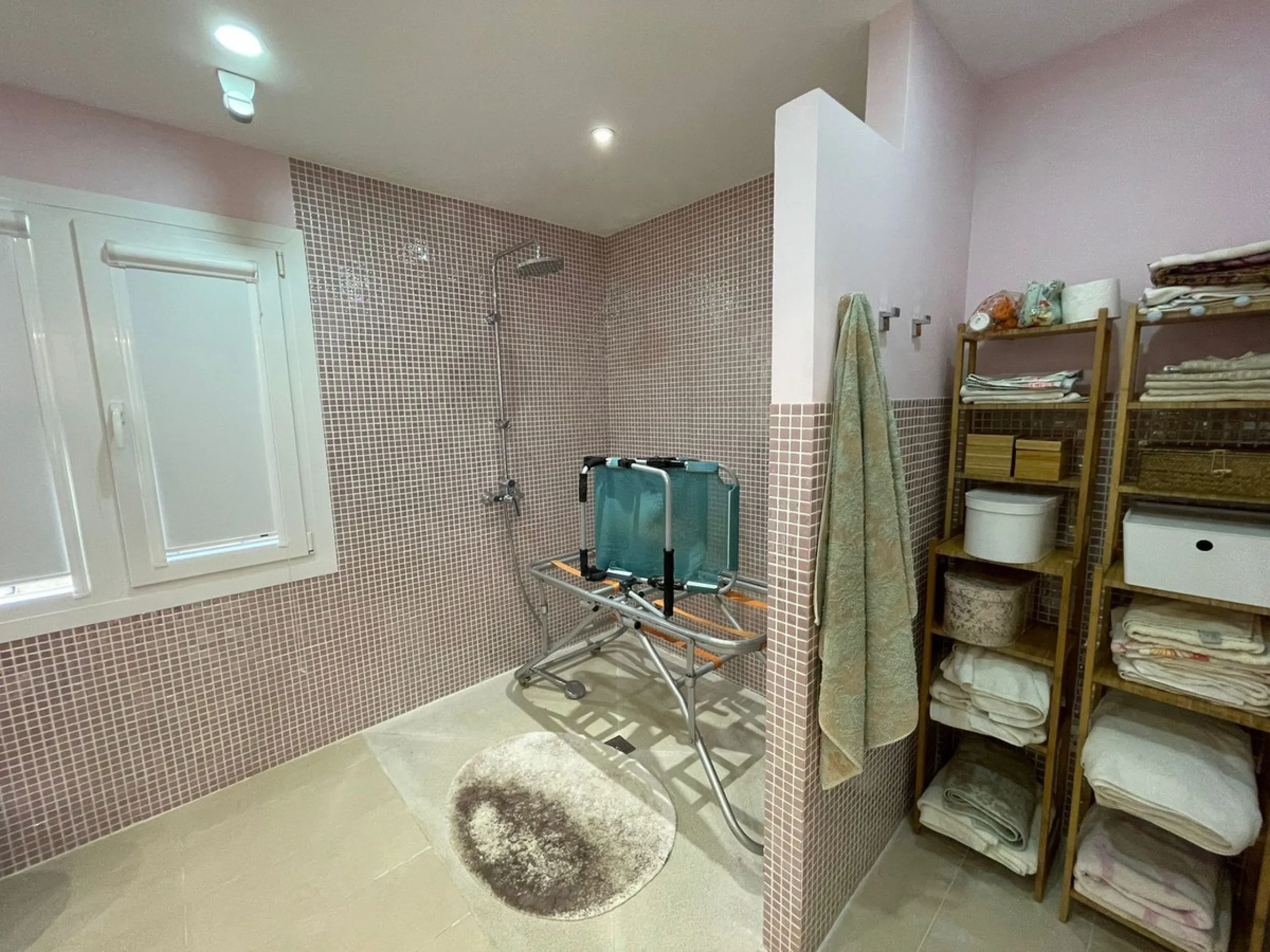 Independent Villa in Estepona – 984 m² Plot and 273 m² Built