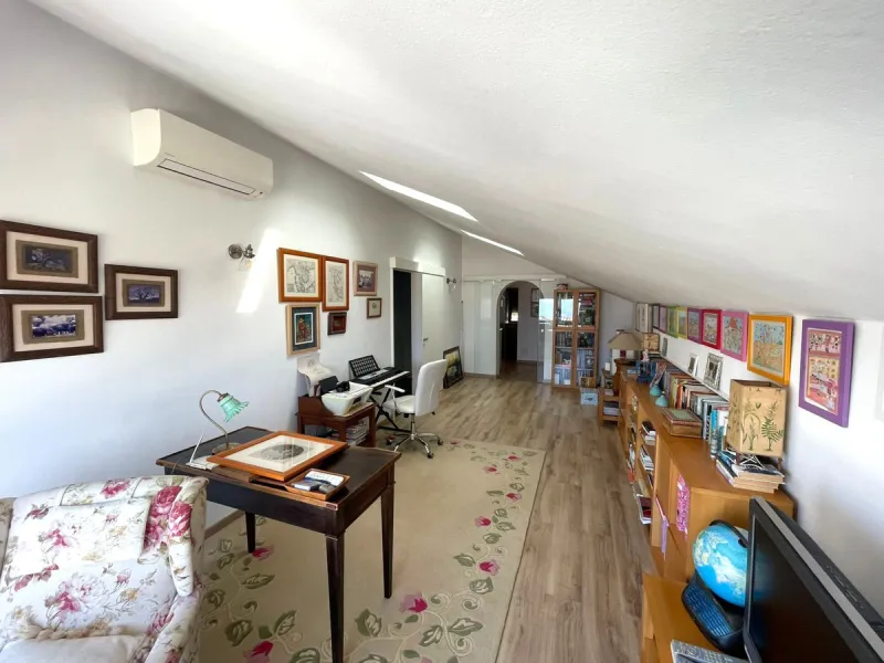 Independent Villa in Estepona – 984 m² Plot and 273 m² Built