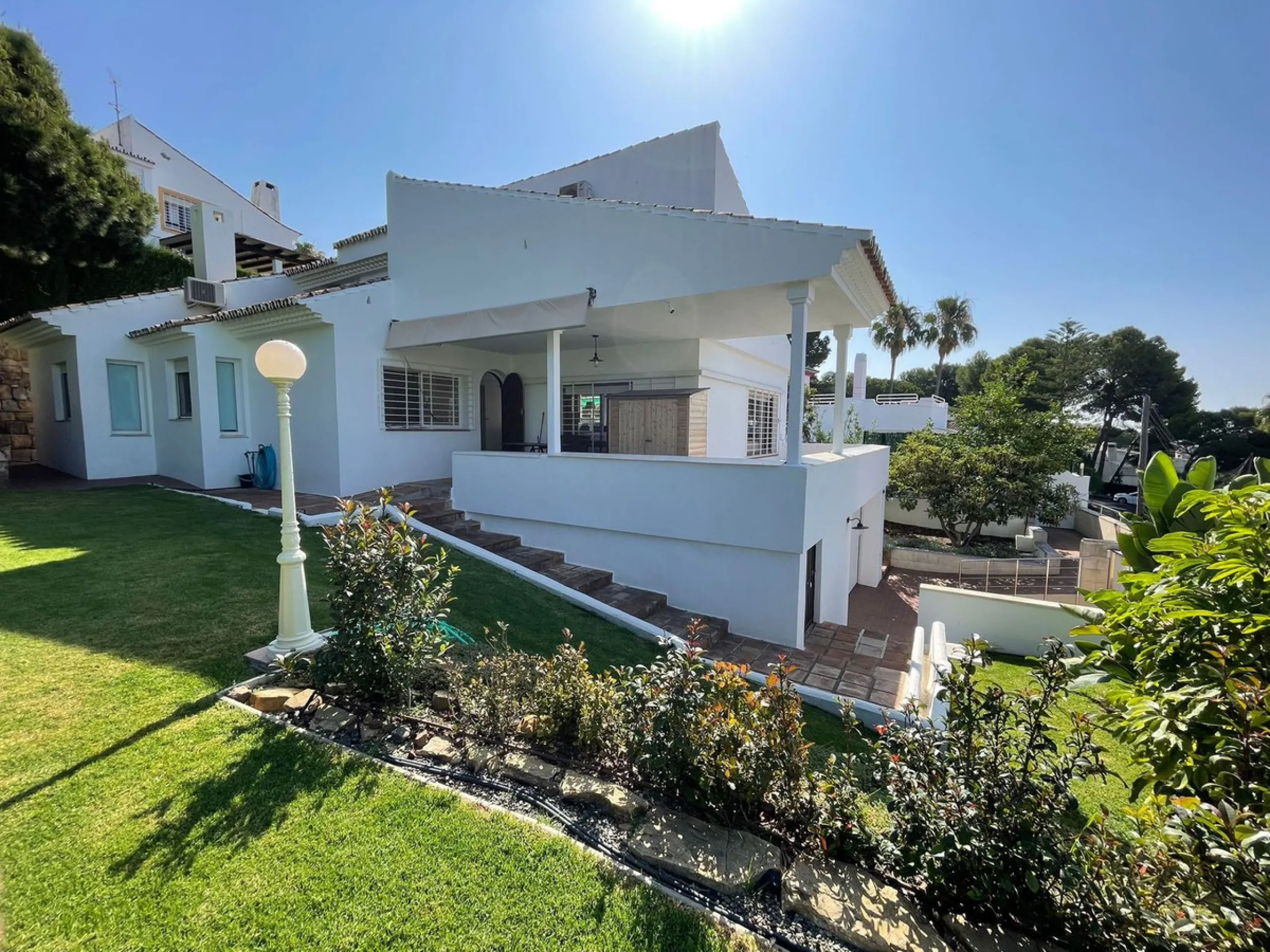 Independent Villa in Estepona – 984 m² Plot and 273 m² Built